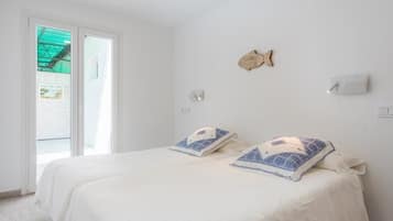Premium bedding, down comforters, in-room safe, individually decorated