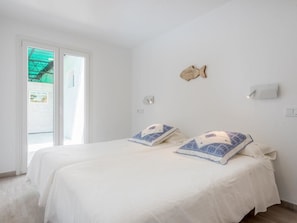 Sea House | Premium bedding, down comforters, in-room safe, individually decorated - Sa Torre Apartaments (Capdepera)