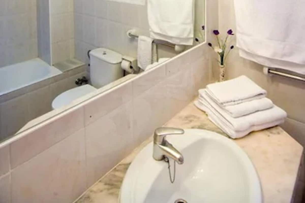 Double Room, Balcony | Desk, blackout drapes, bed sheets