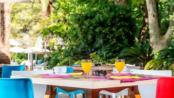 Se ofrece un desayuno bufé todos los días (por un coste adicional)