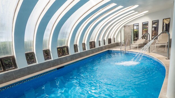 Indoor pool, outdoor pool, pool umbrellas, sun loungers - Hotel La Santa Maria (Sant Llorenc des Cardassar)