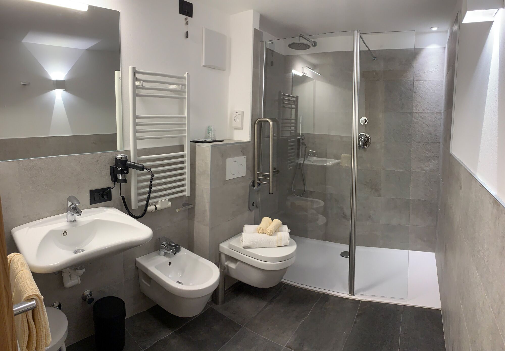 Junior-Suite | Badezimmer | Dusche, kostenlose Toilettenartikel, Haartrockner, Bidet