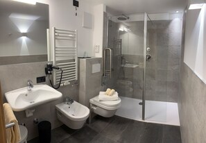Junior-Suite | Badezimmer | Dusche, kostenlose Toilettenartikel, Haartrockner, Bidet