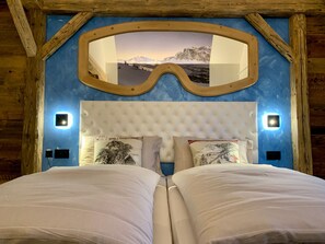 A bedroom with a large mirror, two beds, and a mountain view. - Genziana (Livinallongo del Col di Lana)