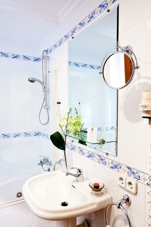 Articles de toilette gratuits, sèche-cheveux, bidet, serviettes fournies