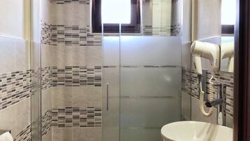 Ducha, artículos de tocador gratuitos, secador de pelo, batas