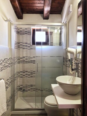 Kamar Single Ekonomi | Kamar mandi | Shower, perlengkapan mandi gratis, pengering rambut, dan jubah mandi