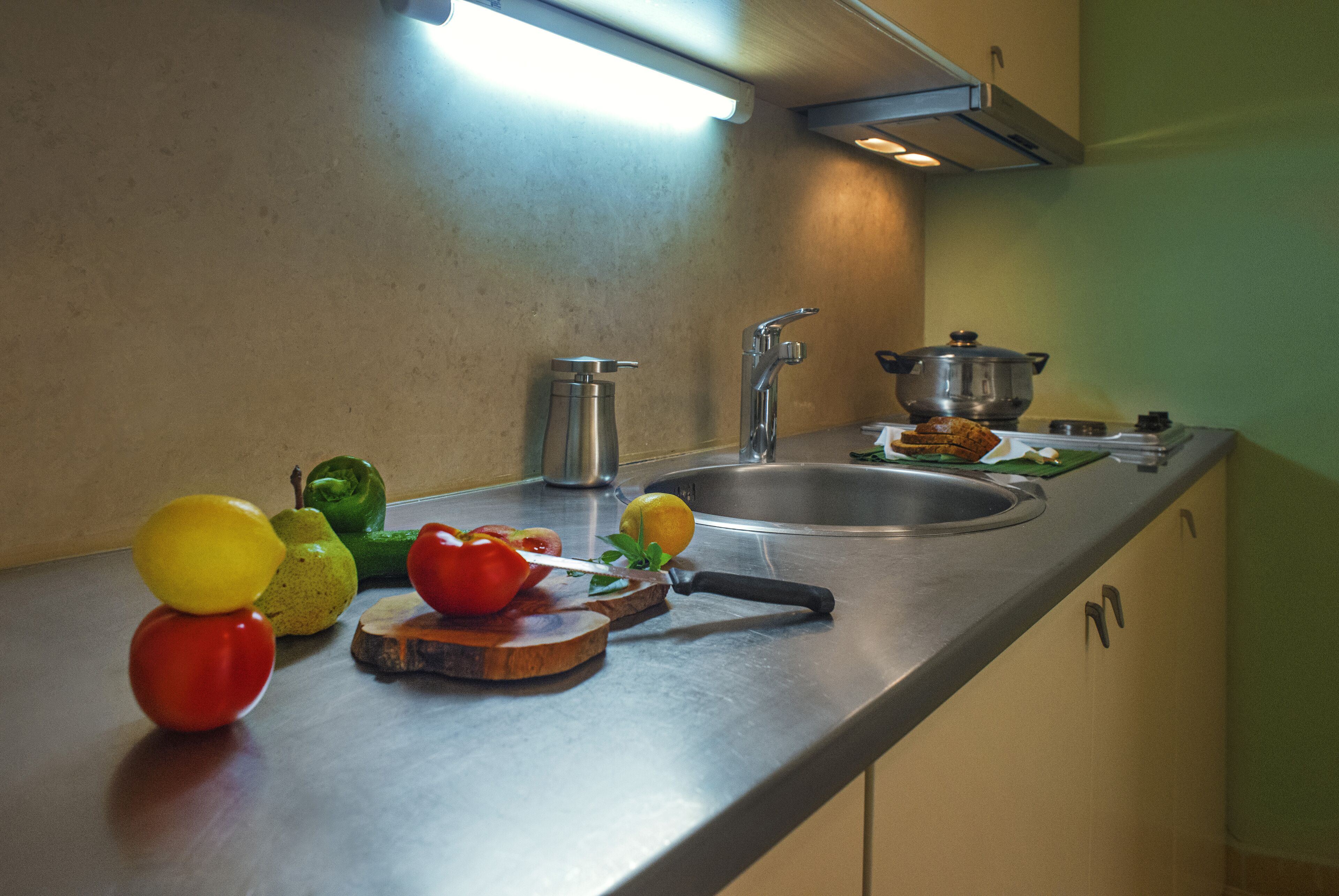 fridge, stovetop, coffee/tea maker, electric kettle