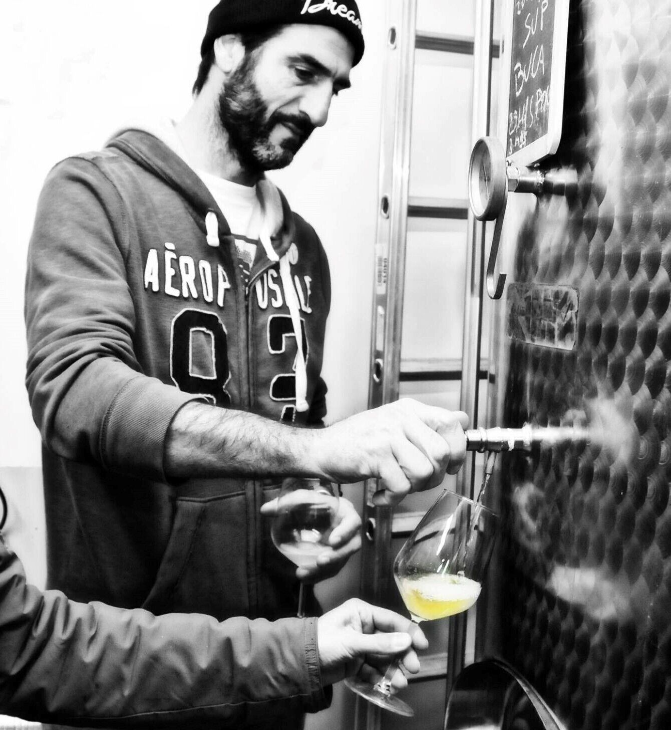 Une personne qui verse une boisson d’un robinet dans un verre.