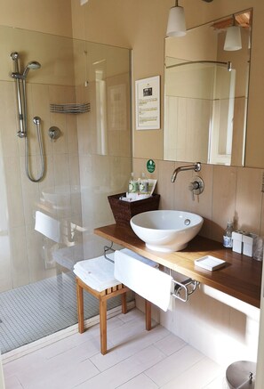 Standard-dobbeltværelse - 1 dobbeltseng - privat badeværelse | Badeværelse | Boblebadekar, brusehoved med spredningseffekt, hårtørrer, bidet
