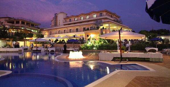 Kolam renang terbuka bermusim, payung kolam, kerusi lepak pantai