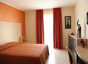 Peralatan tempat tidur premium, peti besi dalam bilik, meja