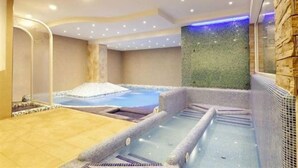 A spa area with a hot tub, a smaller pool, and a sauna. - Hotel San Valentino (Ischia)