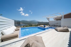 In-room safe, soundproofing, free WiFi, bed sheets - The L Suites & Apartments (Kefalonia)