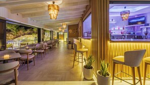 Poolside bar - The L Suites & Apartments (Kefalonia)