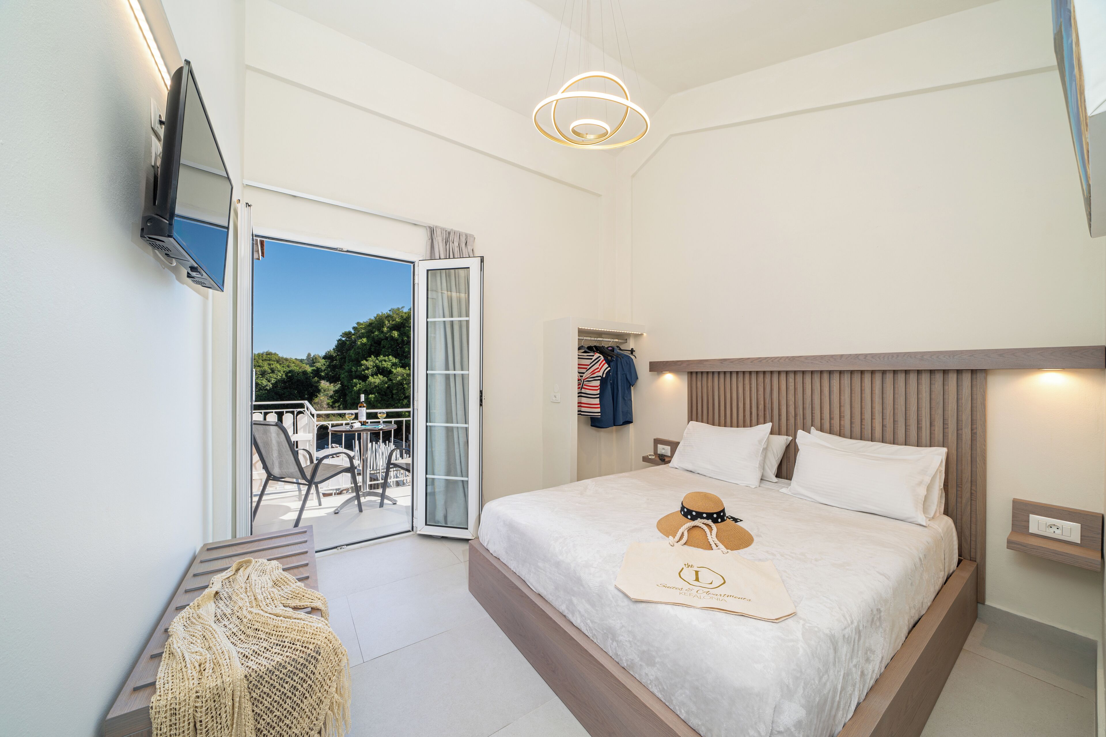 studio | in-room safe, soundproofing, free wifi, bed sheets