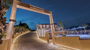 Property entrance - The L Suites & Apartments (Kefalonia)