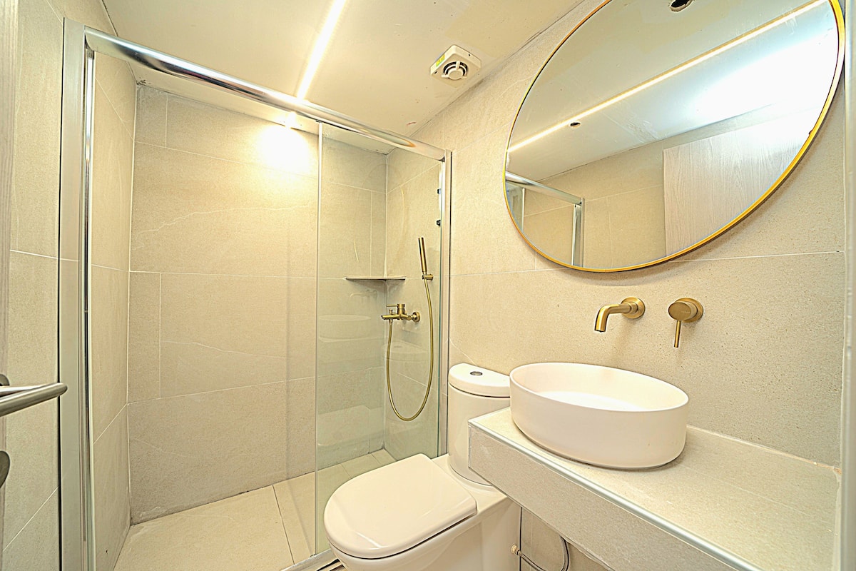 Apartment, 1 Bedroom | Bathroom | Free toiletries, slippers, towels