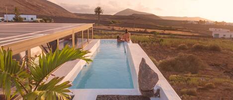 Hồ bơi ngoài trời, ghế dài tắm nắng