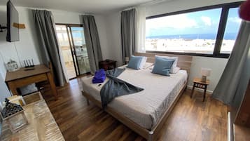Panorama suite, 1 kingsize bed, terras, uitzicht op zee | Luxe beddengoed, donsdekens, verduisterende gordijnen, gratis wifi