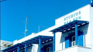 A building with a sign reading "STUDIOS REA SUN". - Rea Sun Hotel Studios Apartments (Naxos)