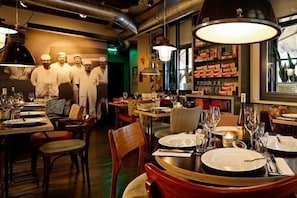 Phục vụ bữa sáng, bữa trưa và bữa tối 