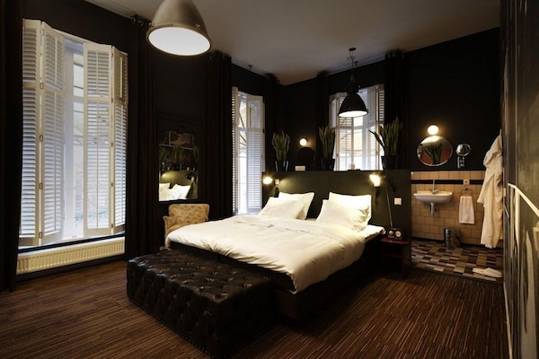 Premium bedding, in-room safe, individually decorated