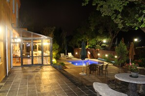 Vista frontal de la propiedad por la tarde o noche