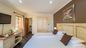 A hotel room with two beds, a TV, a desk, and a painting on the wall. - Cap Serein Guest House (Cape Town)