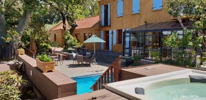 Parihoitohuone(ita), vartalohoitoja, kasvohoitoja, käsi- ja jalkahoitoja