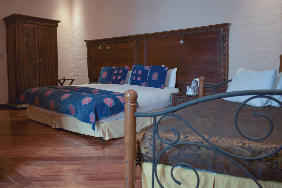 Un dormitorio con una cama de madera, una mesita de noche y un armario.