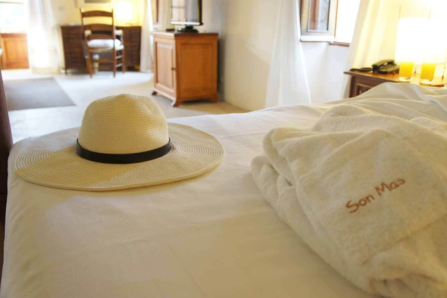 junior suite | 1 bedroom, premium bedding, down duvets, minibar