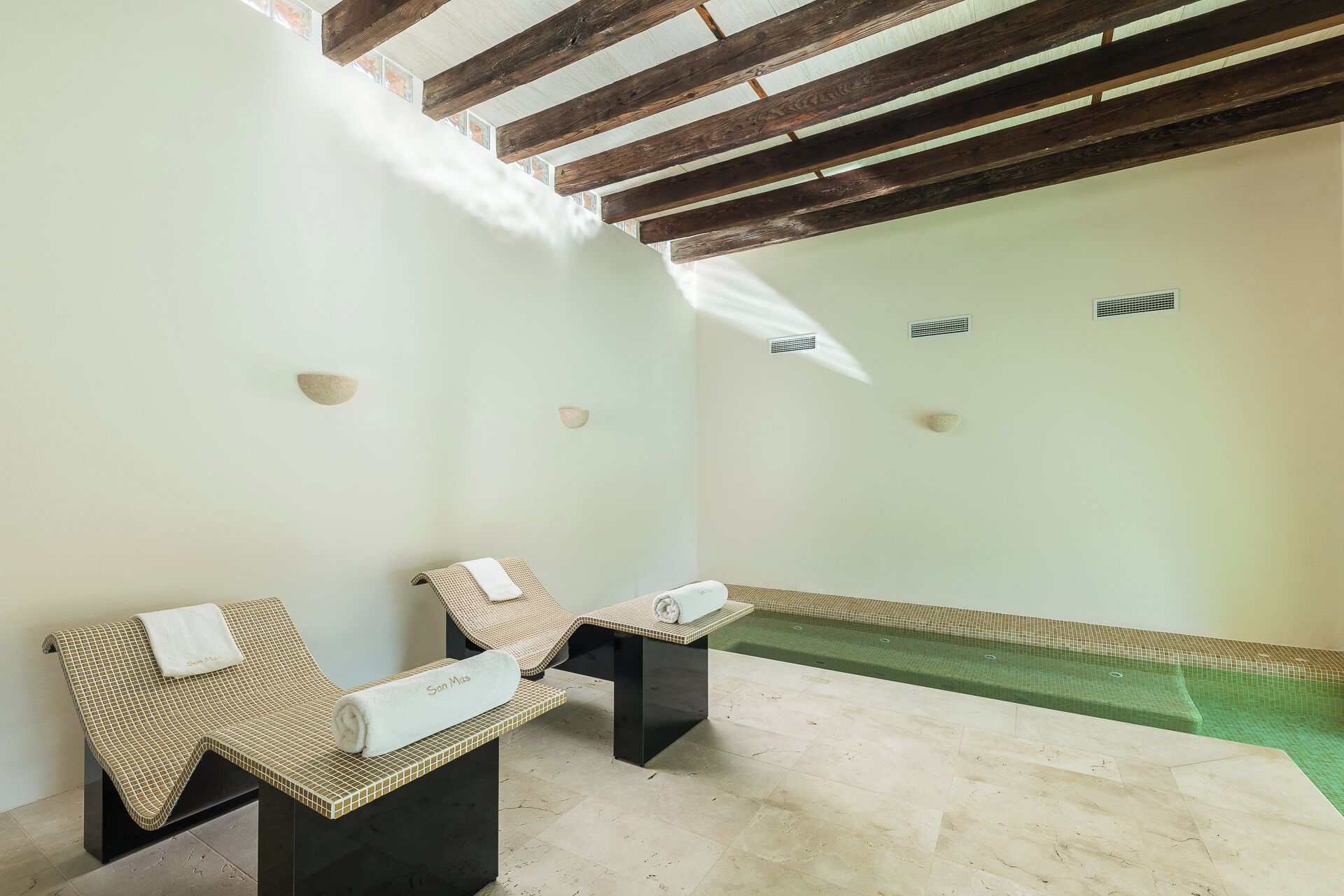 Kroppsbehandlingar, massage med varma stenar och djupmassage