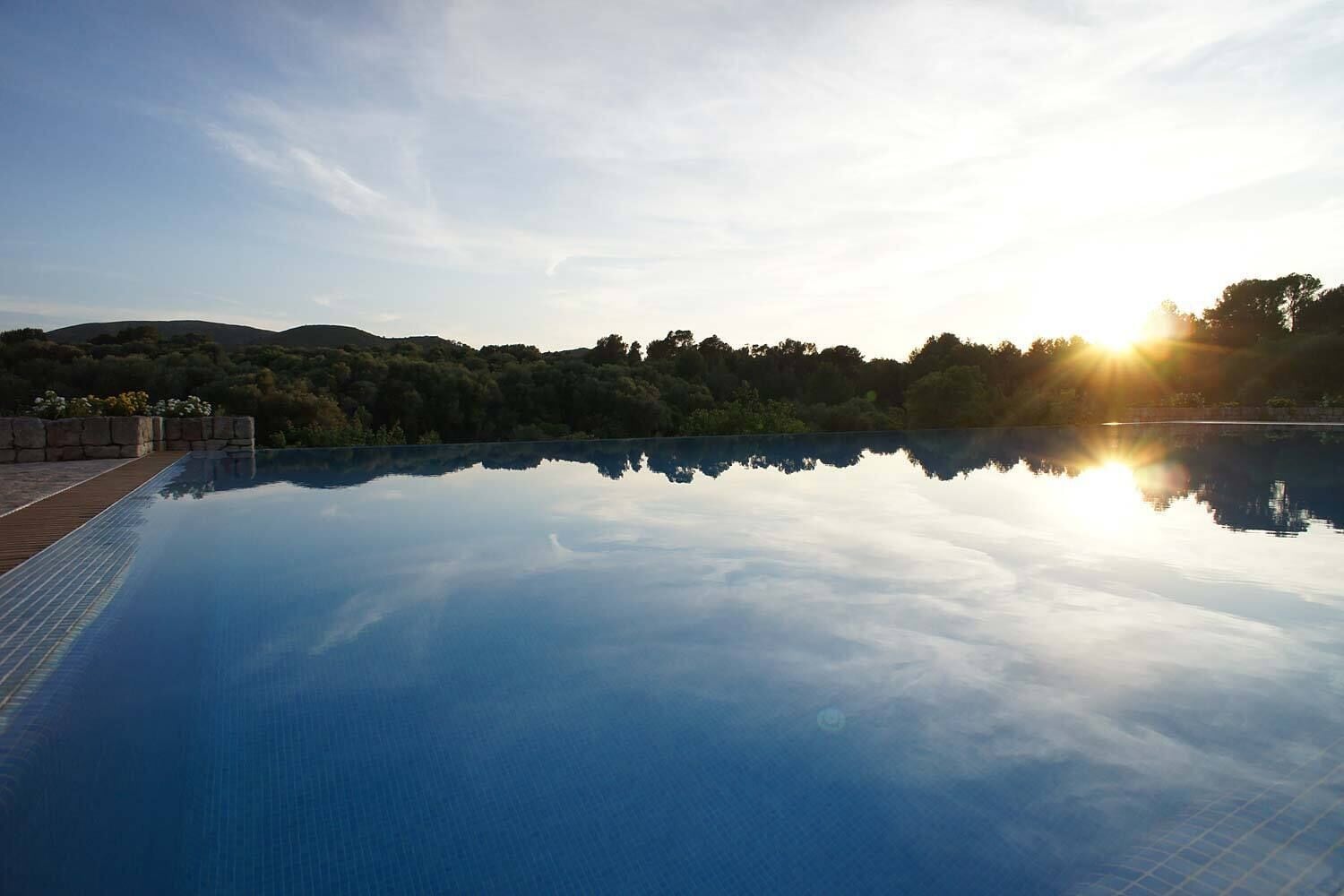 Innenpool, Außenpool, Sonnenschirme, Liegestühle