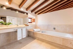 Junior Room, Courtyard View | Bathroom | Separate tub and shower, deep soaking tub, free toiletries, hair dryer - Belle Son Mas Luxury Finca Hotel (Manacor)