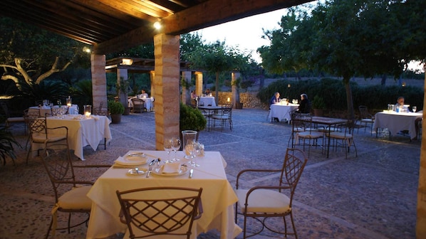 Ofereix vistes al jardí i s'hi serveixen esmorzars, dinars i sopars