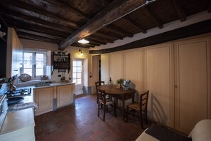 Appartement | Coin cuisine privé | Réfrigérateur, plaque de cuisson, cafetiÚre/bouilloire, chaise haute