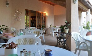 Dinner served  - Logis Le Mas des Collines (Tourtour)