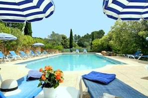 Outdoor pool, pool umbrellas, sun loungers - Logis Le Mas des Collines (Tourtour)