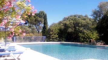 Piscine extérieure, parasols de plage, chaises longues