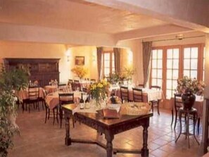 Dinner served, local cuisine - Logis Le Mas des Collines (Tourtour)