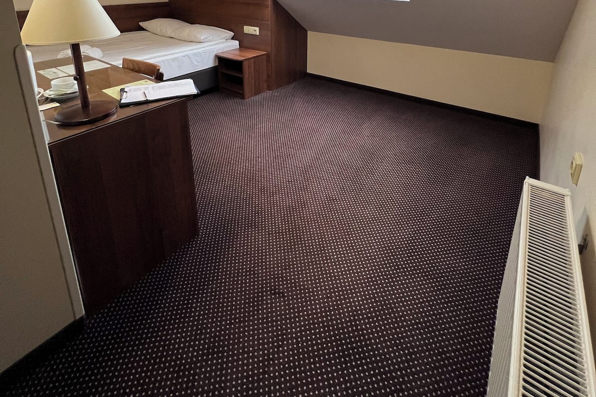Attic Single Room | Hypoallergeen beddengoed, een kluis op de kamer, een bureau