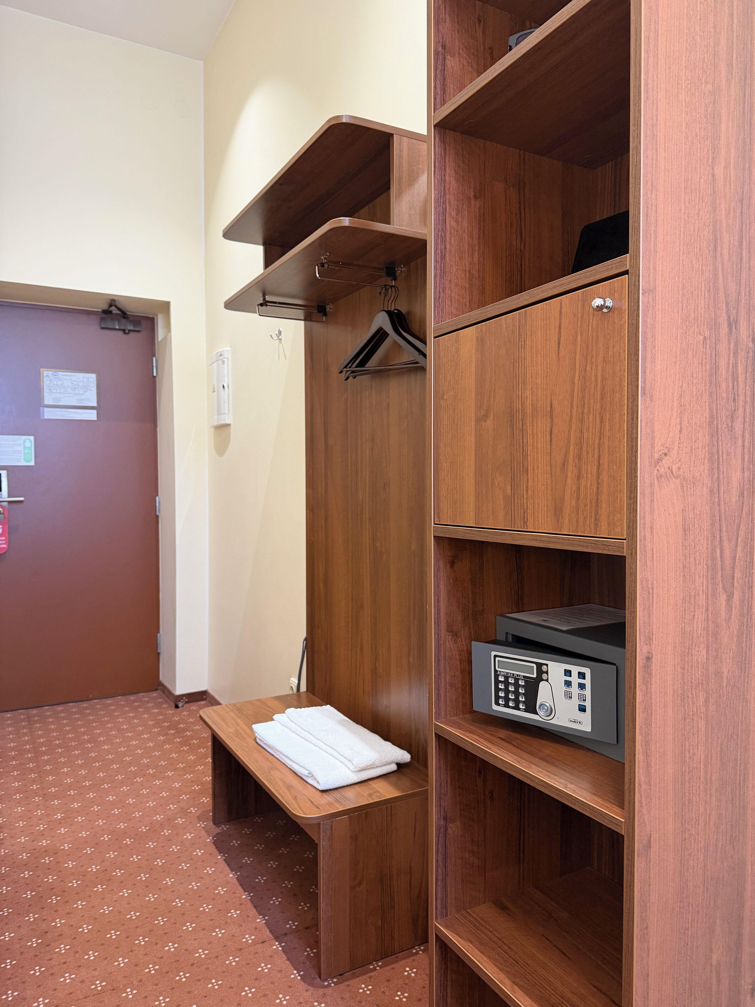 Standaard eenpersoonskamer, 1 twijfelaar | Hypoallergeen beddengoed, een kluis op de kamer, een bureau