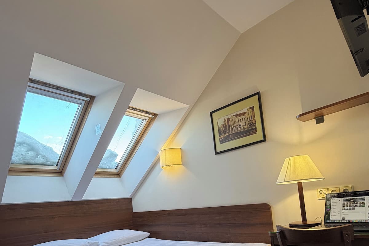 Attic Single Room | Bộ đồ giường kháng dị ứng, két bảo mật tại phòng, bàn, màn/rèm cản sáng 