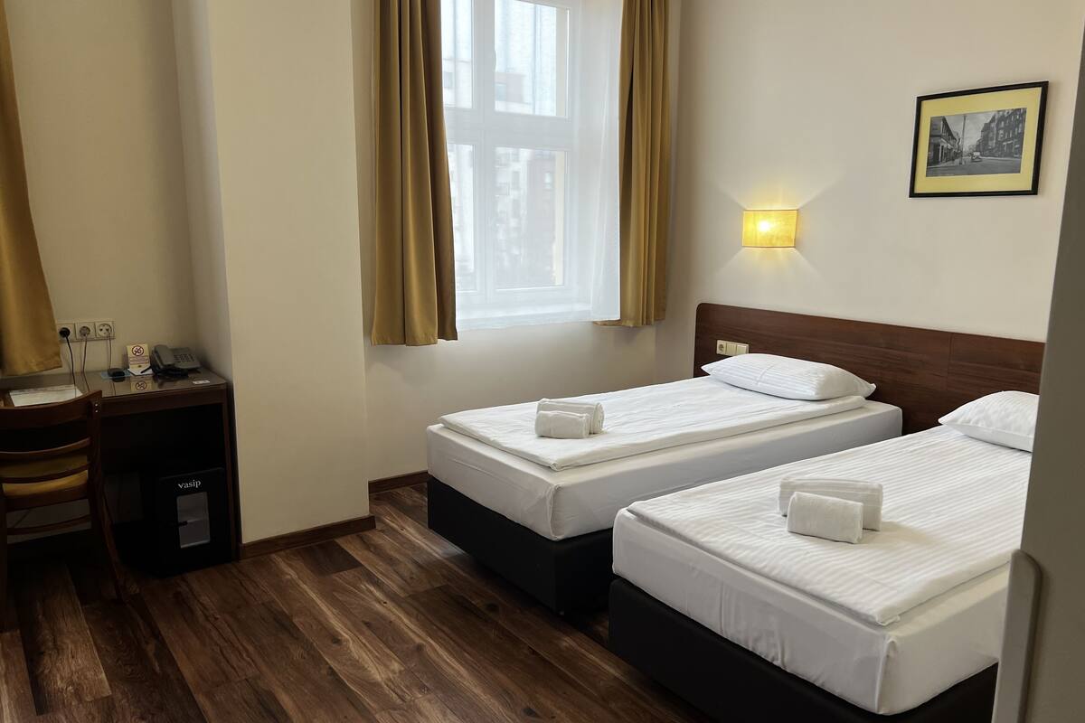 standard twin room, 2 single beds | 1 bedroom, hypo-allergenic bedding, in-room safe, desk