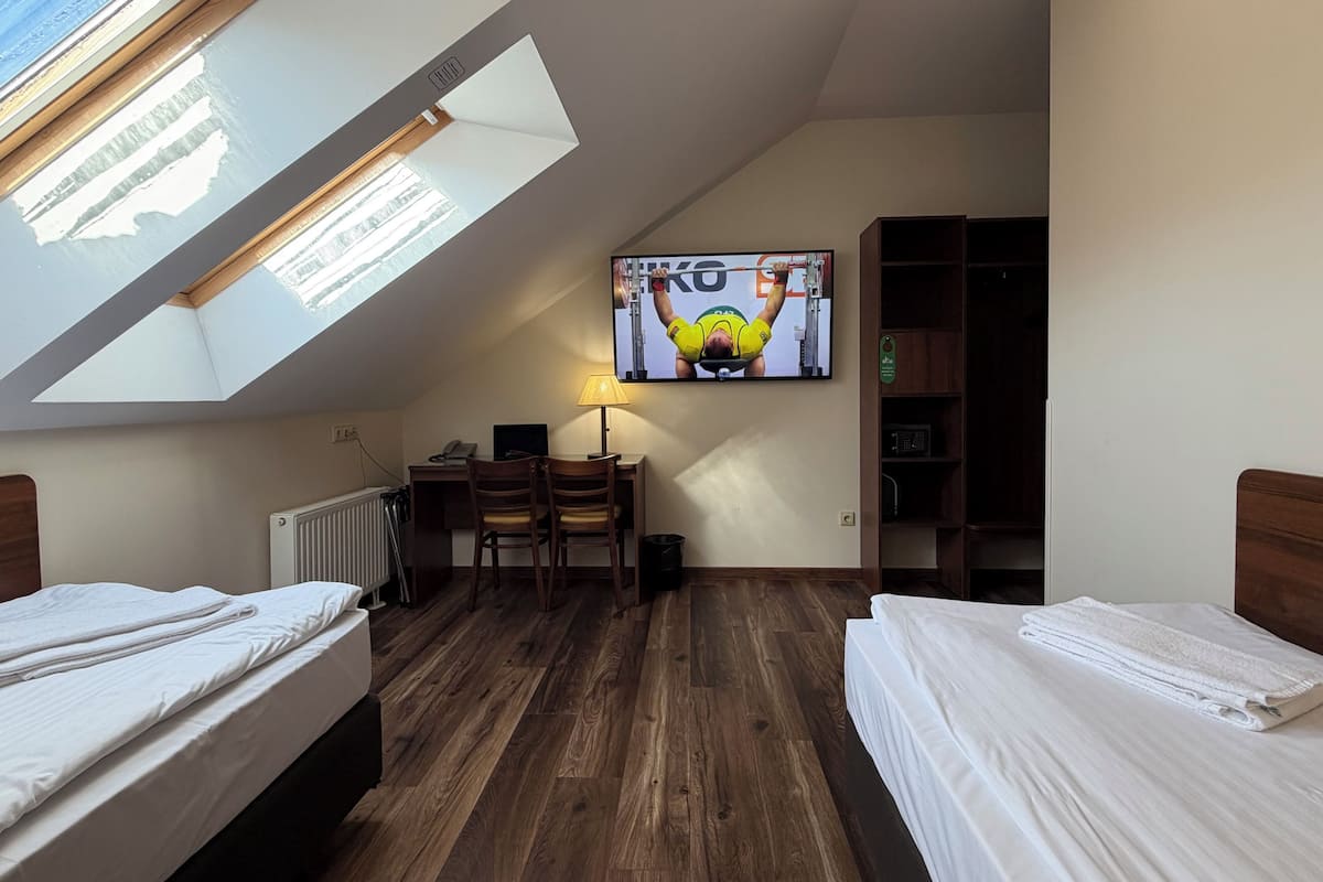 Attic Twin Room | Bộ đồ giường kháng dị ứng, két bảo mật tại phòng, bàn, màn/rèm cản sáng 