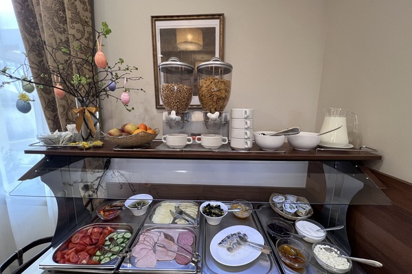 Morgunverðarhlaðborð daglega (9 EUR á mann)