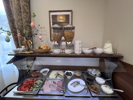 Desayuno buffet diario (EUR 9 por persona)