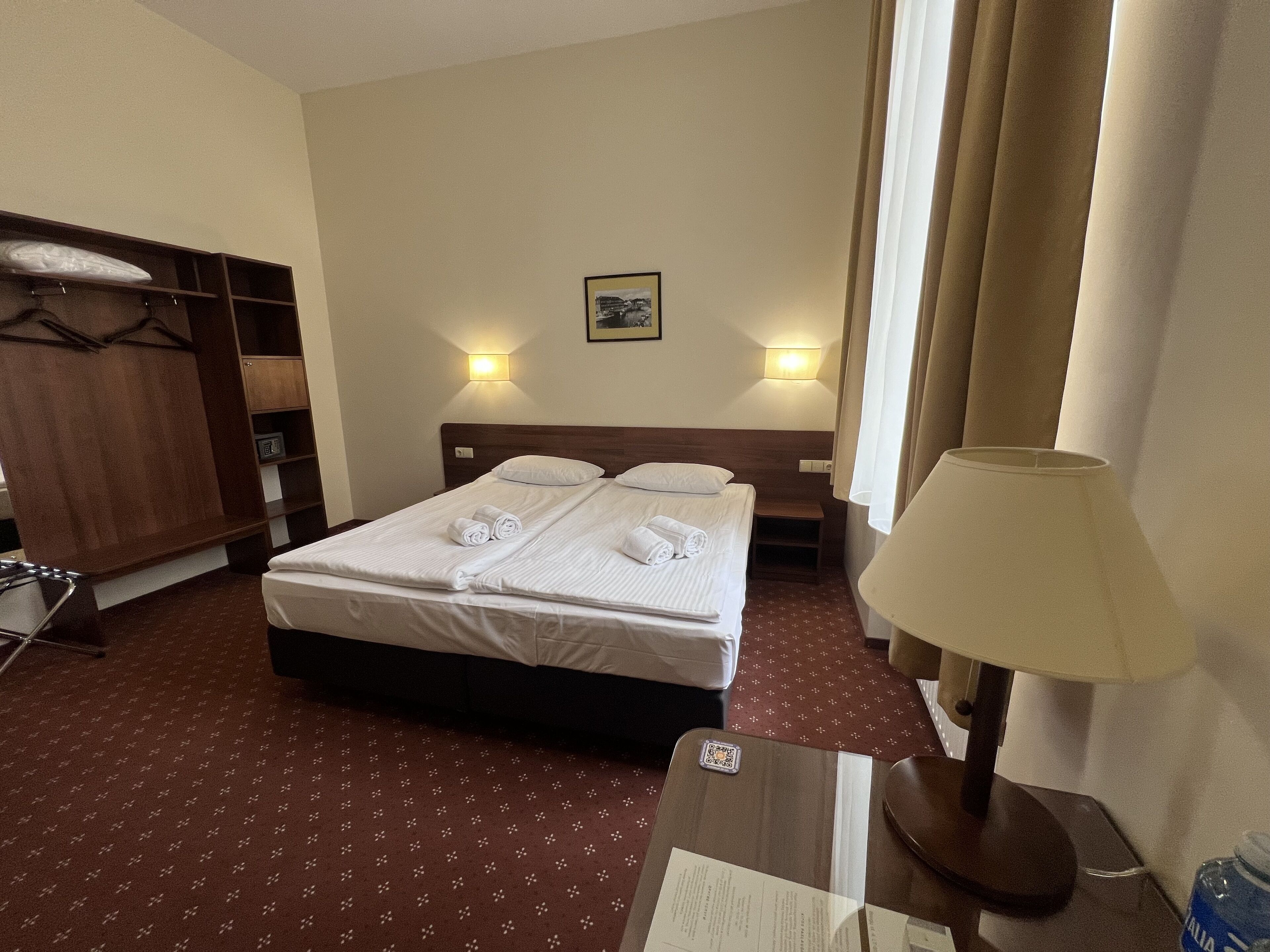 standard double room, 1 queen bed | 1 bedroom, hypo-allergenic bedding, in-room safe, desk