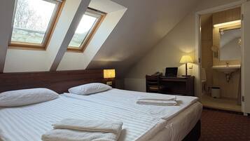 Standaard tweepersoonskamer | Hypoallergeen beddengoed, een kluis op de kamer, een bureau